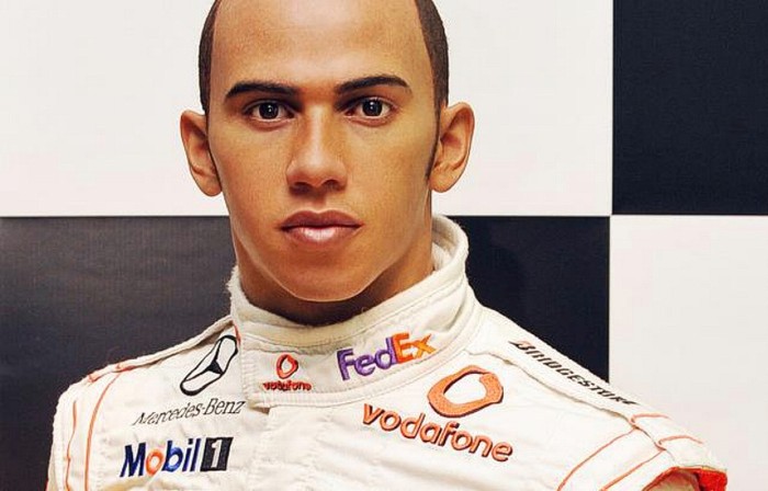 Lewis Hamilton trong trang phục đua F1